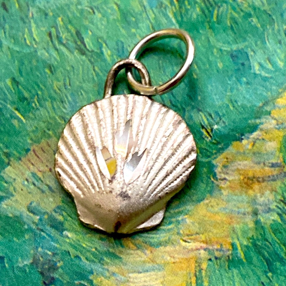 5/$10❤️❤️❤️ Vintage 80s Seashell Pendant Charm